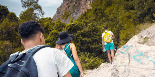 Troje ljudi šetaju planinskom stazom