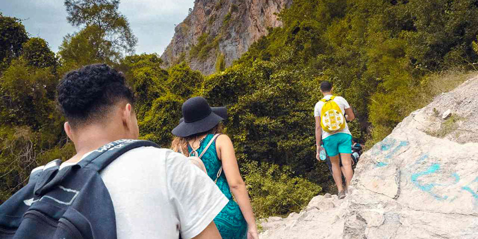 Troje ljudi šetaju planinskom stazom