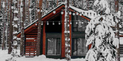 Planinska kućica prekrivena snegom