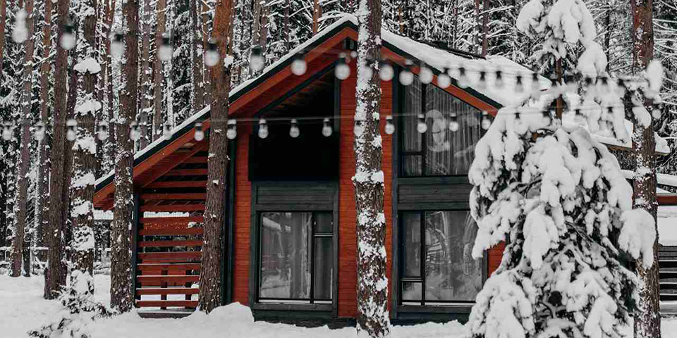 Planinska kućica prekrivena snegom