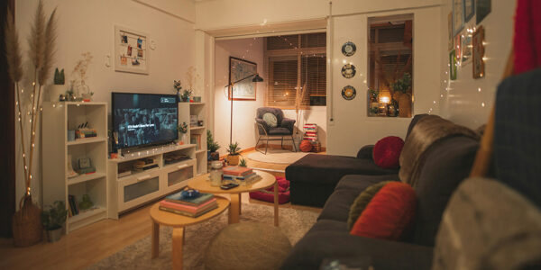 Dnevni boravak sa ugaonom sofom i lampicama