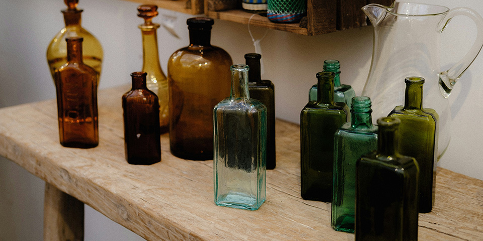 Muškarac masira lice pred ogledalom, proizvodi na pultu