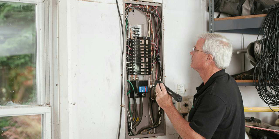 Čovek stoji kraj razvodne table