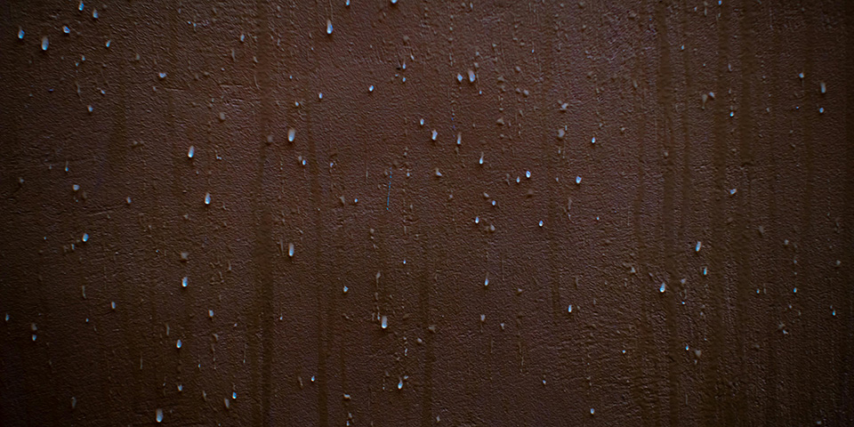 zid sa kapljicama i tragovima vlage