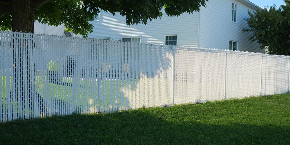 Bela ograda oko dvorišta