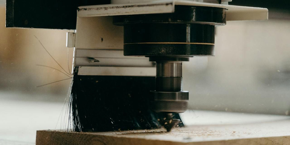 Blizak pogled na CNC mašinu