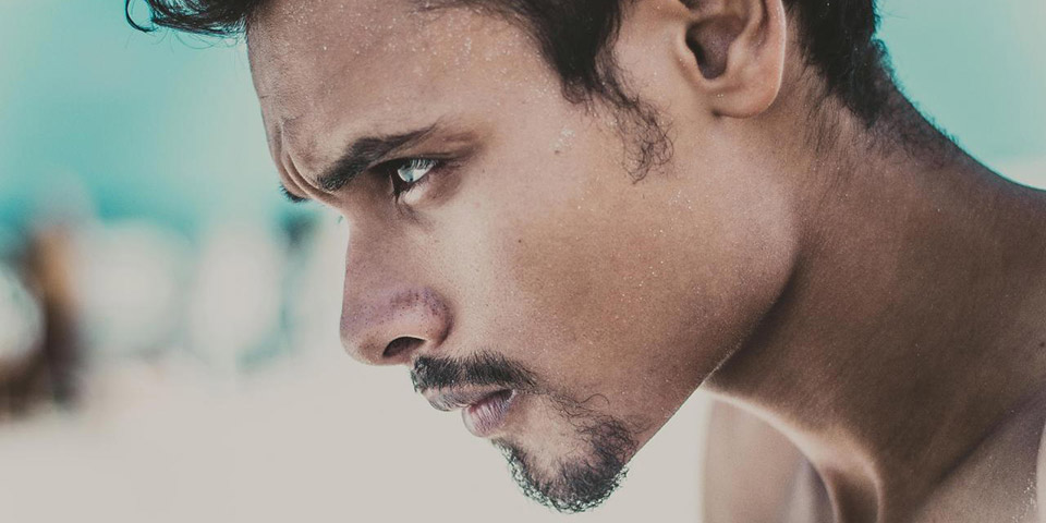 Čovek maksimalno fokusiranog pogleda