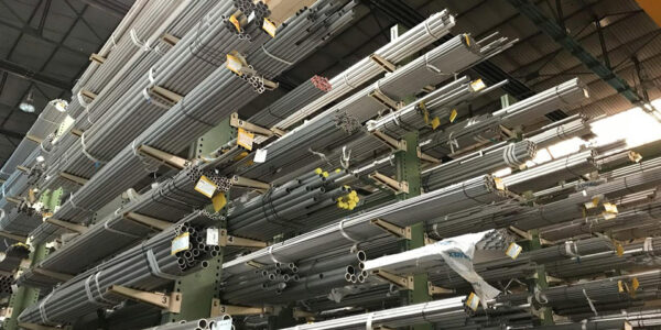 Visoko skladište sa metalnim cevima