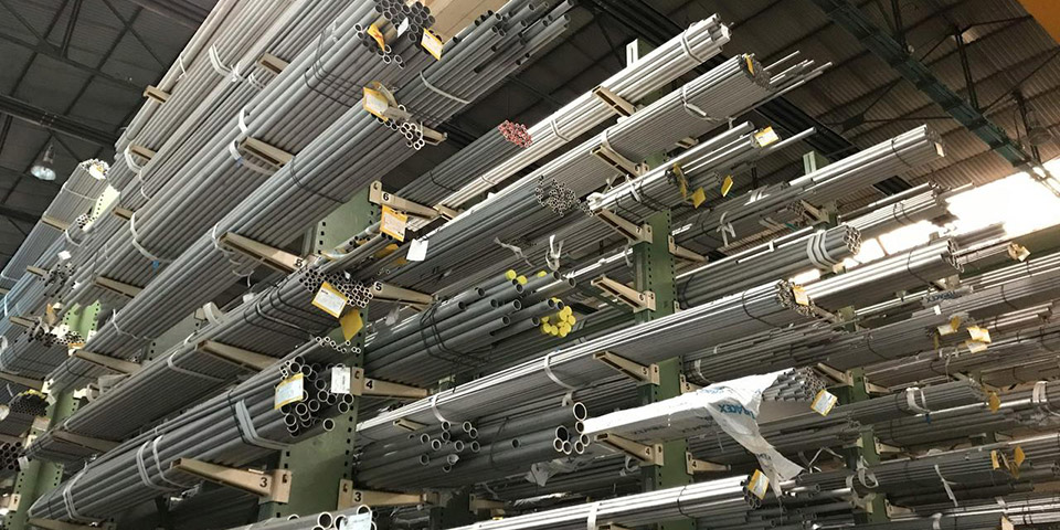 Visoko skladište sa metalnim cevima