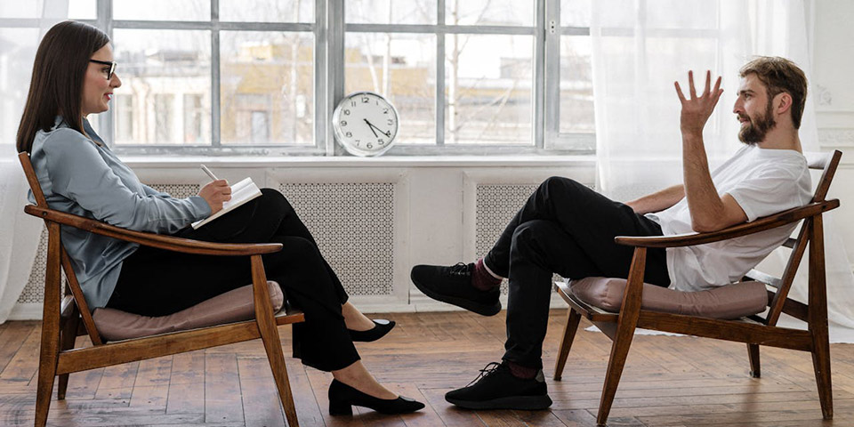 muškarac razgovara sa psihologom