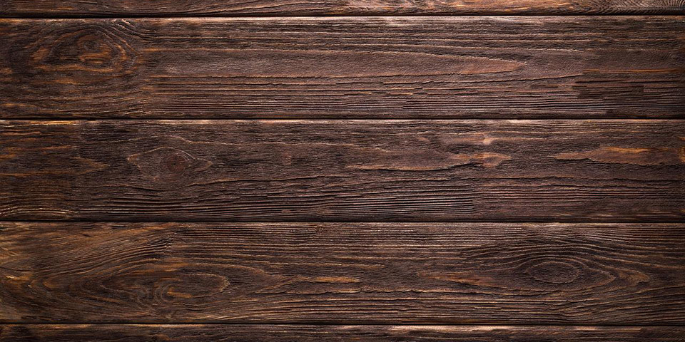 Tamne drvene daske sa jasno izraženim godovima