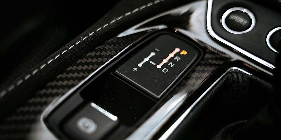 Kontrolna tabla menjača sa osvetljenim oznakama P R N D i karbonskom oblogom