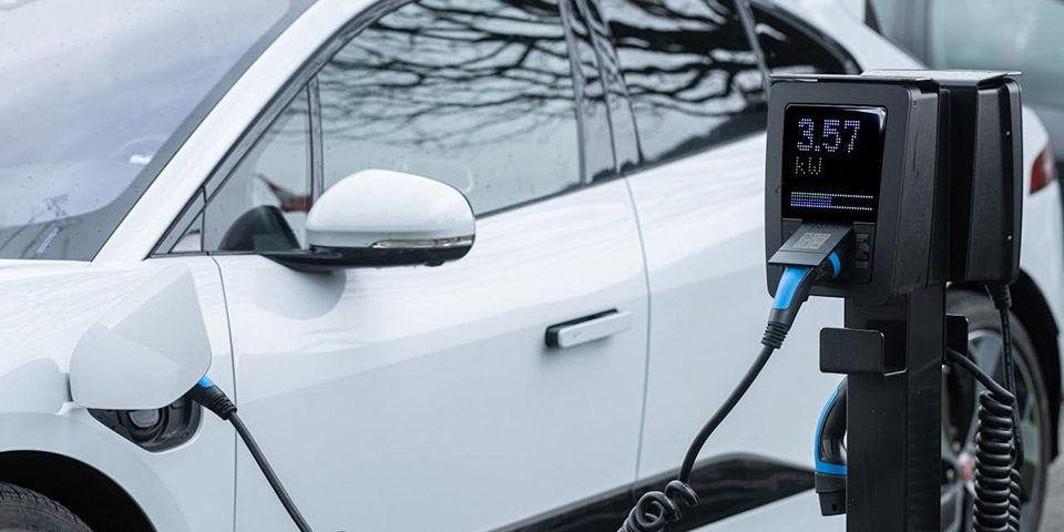 Električni automobil na punjaču