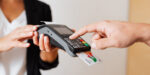 Osoba unosi pin za plaćanje na aparatu za kartice