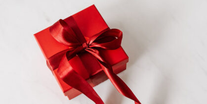 Poklon zapakovan u crvenoj kutiji