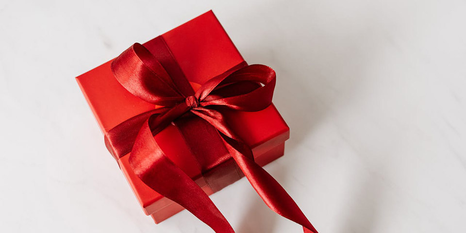 Poklon zapakovan u crvenoj kutiji