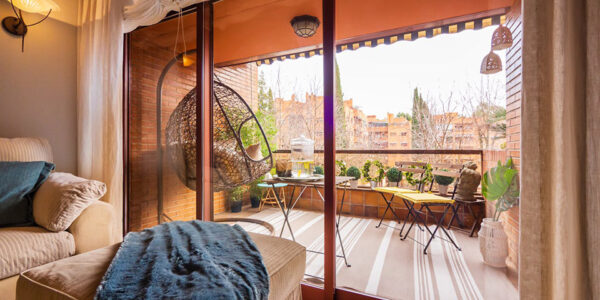 Pogled na balkon iz unutrašnjosti stana