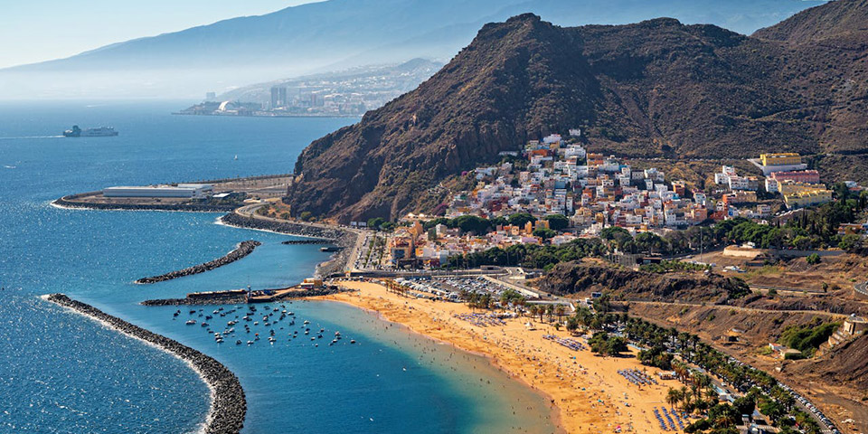 Pogled iz vazduha na plažu na Tenerifima